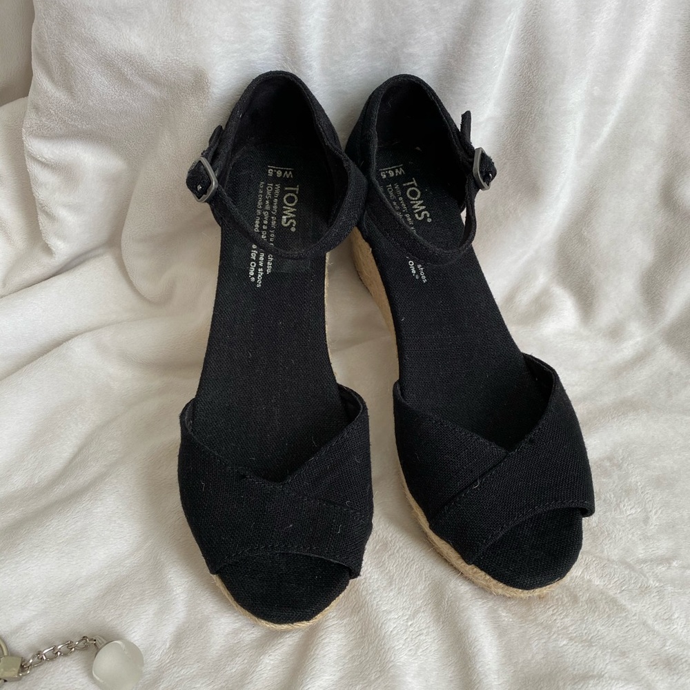 Toms platform sandals in black Like NEW